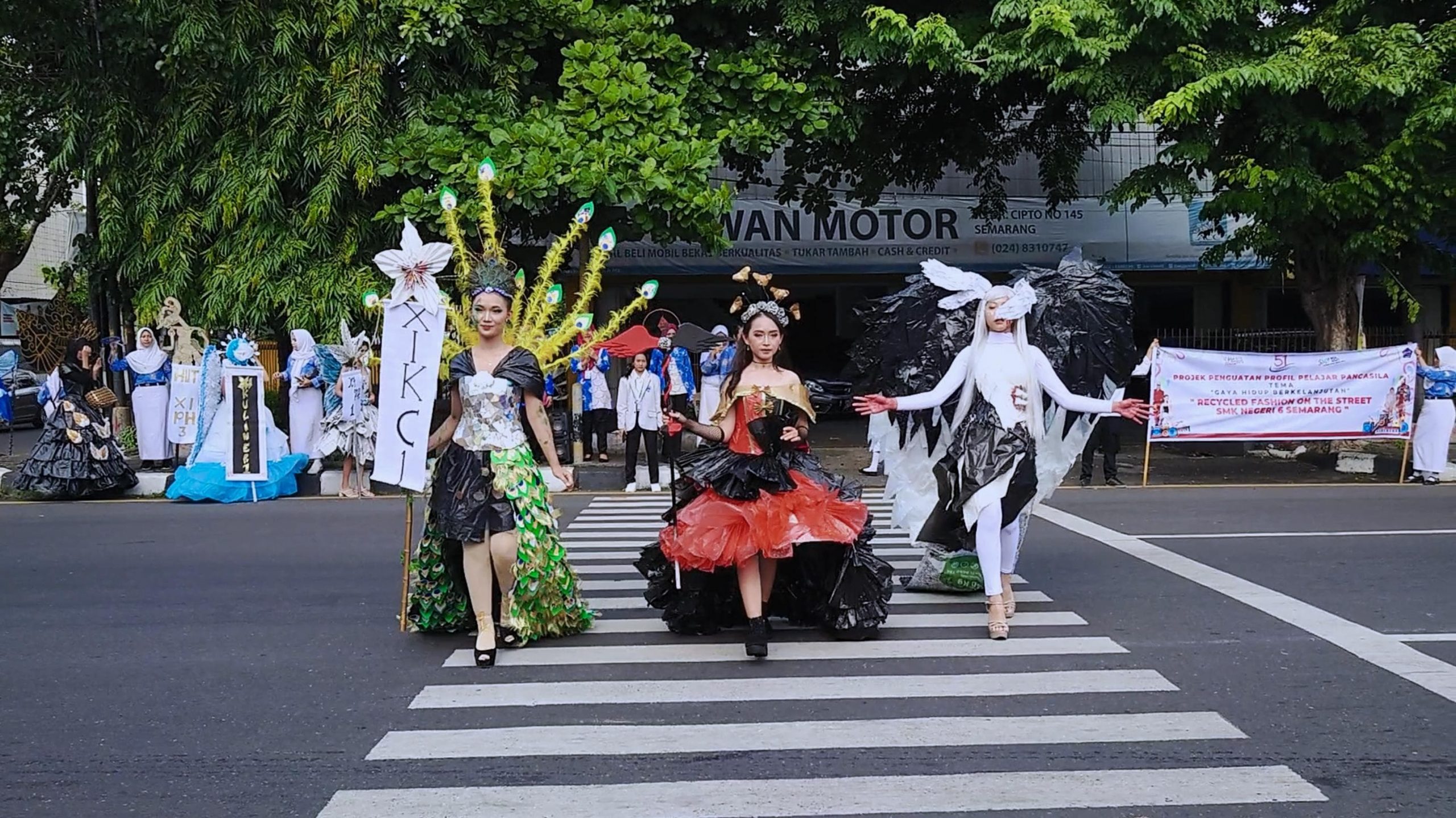 SMK Negeri 6 Semarang Gelar Recycled Waste On The Street