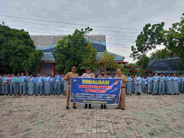 SMKN 10 Semarang Gelar Upacara Bendera Dengan Pembina Polsek Semarang Utara SMKN 10 Semarang Gelar Upacara Bendera Dengan Pembina Polsek Semarang Utara