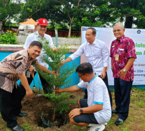 SMKN 10 Semarang Tanam Pohon Bersama Terminal Peti Kemas dan PMI Kota Semarang