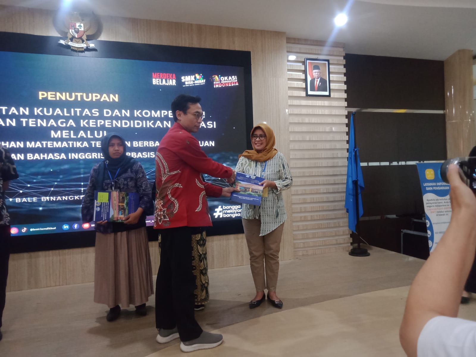 Guru Bahasa Inggris SMKN 10 Semarang Raih Penghargaan dalam Pelatihan Bahasa Inggris Berbasis Kejuruan di BBPPMPV BMTI Cimahi Bandung Guru Bahasa Inggris SMKN 10 Semarang Raih Penghargaan dalam Pelatihan Bahasa Inggris Berbasis Kejuruan di BBPPMPV BMTI Cimahi Bandung