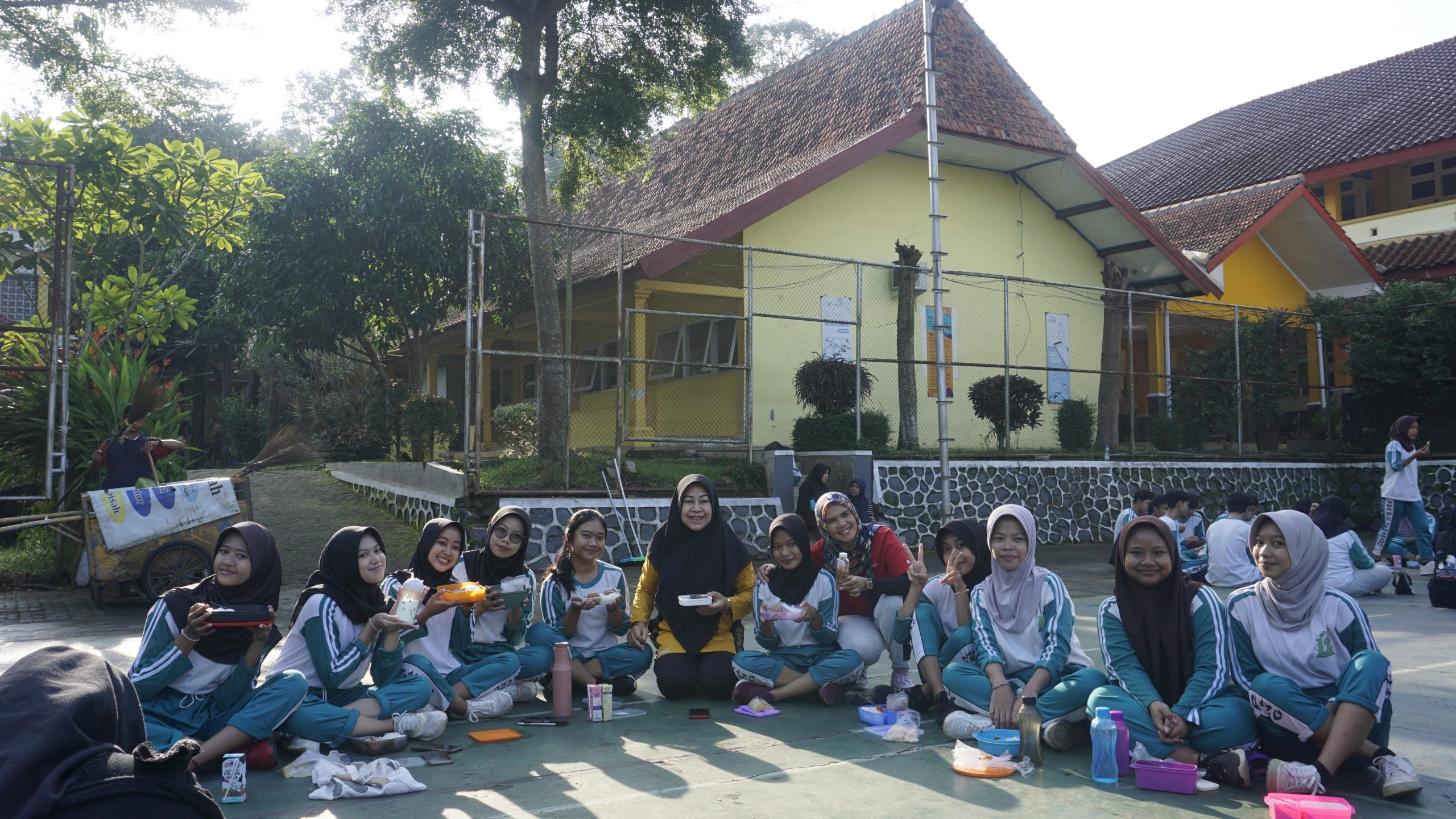 Jumat Ceria: Semarak Senam dan Sarapan Sehat di SMAN 12 Semarang