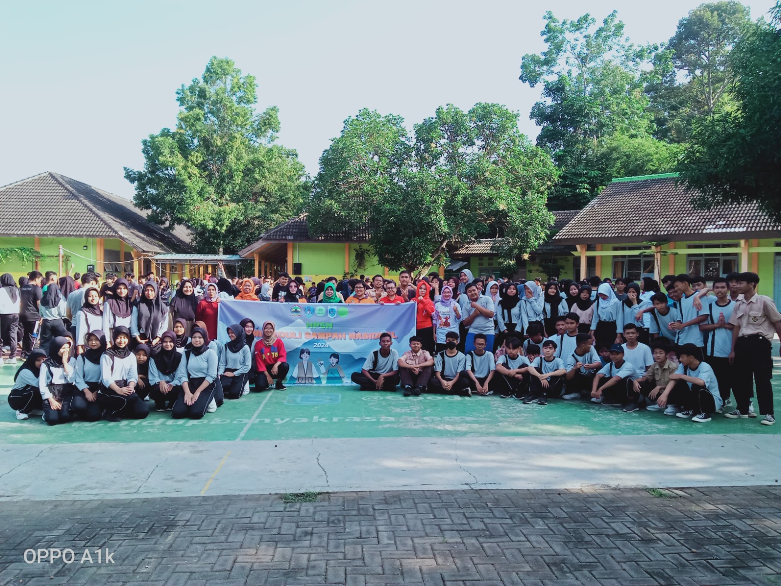 SMA Negeri 16 Semarang Ajak Atasi Masalah Sampah dengan GPS (Gerakan Pungut Sampah) dan (KreNoBaKas) Kreasi Inovasi Barang Bekas