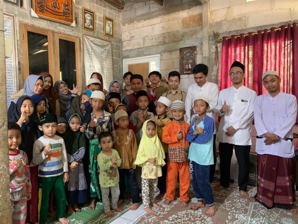 SMAHA Berbagi Kebahagiaan di Panti Asuhan Al-Ma’Hadul Qorona Al-Islami SMAHA Berbagi Kebahagiaan di Panti Asuhan Al-Ma’Hadul Qorona Al-Islami