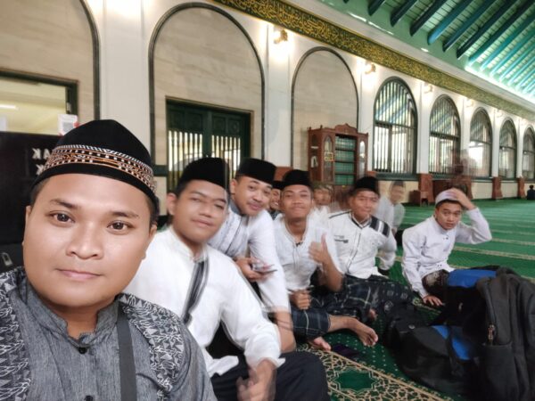 Tim Rebana SMKN 10 Semarang Ramaikan Dugderan Tim Rebana SMKN 10 Semarang Ramaikan Dugderan