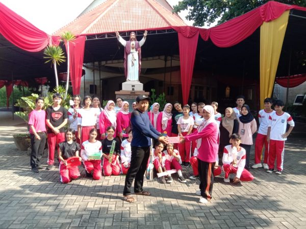 HUT SMAN 14 Semarang ke-37: Gelar Bakti Sosial & Jalan Santai