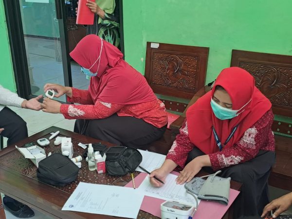 SMAN 1 Susukan Dengan Puskesmas Susukan Gelar Cek Kesehatan Guru & Karyawan SMAN 1 Susukan Dengan Puskesmas Susukan Gelar Cek Kesehatan Guru & Karyawan