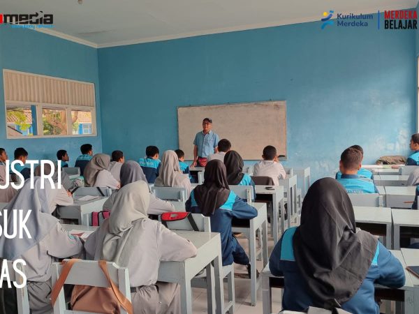 Industri Mengajar Sebagai Guru Tamu di SMKN 1 Tuntang Industri Mengajar Sebagai Guru Tamu di SMKN 1 Tuntang