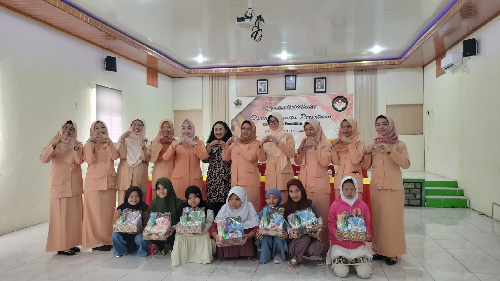 Bakti Sosial Darma Wanita Cabdin Pendidikan Wilayah I di SLBN Ungaran