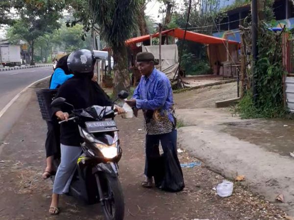 OSIS SMKN 1 Tuntang Berbagi Takjil, Peduli Sesama
