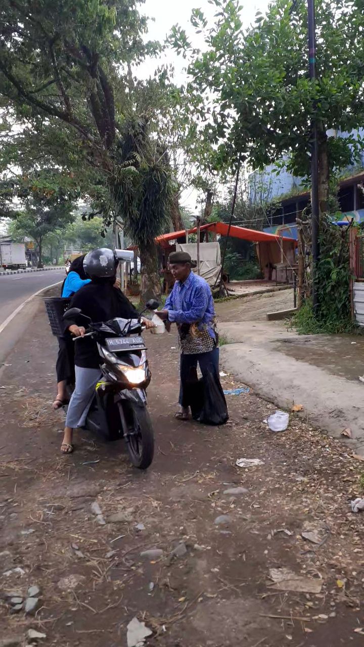 OSIS SMKN 1 Tuntang Berbagi Takjil, Peduli Sesama OSIS SMKN 1 Tuntang Berbagi Takjil, Peduli Sesama