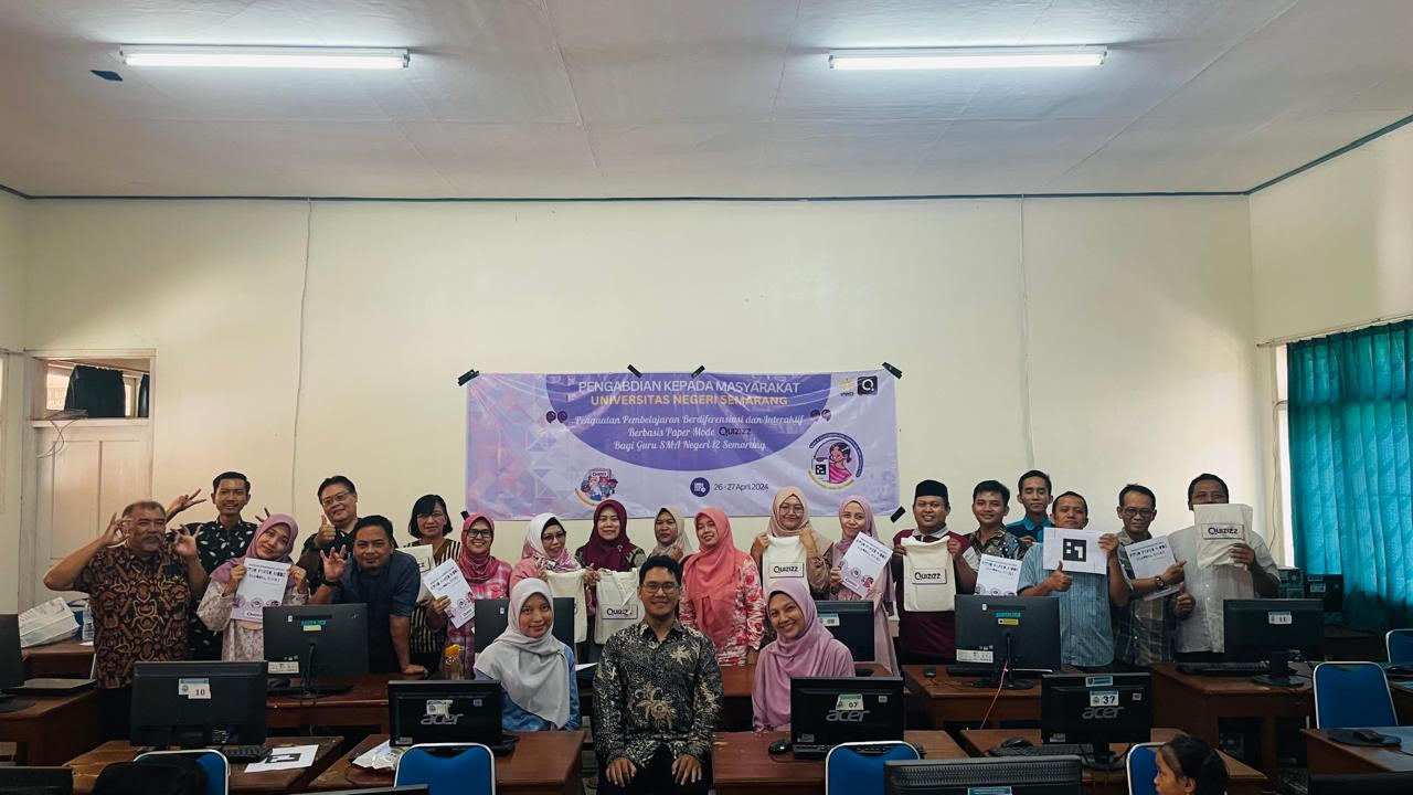 Meningkatkan Kompetensi Guru Melalui Pelatihan Quizizz di SMAN 12 Semarang