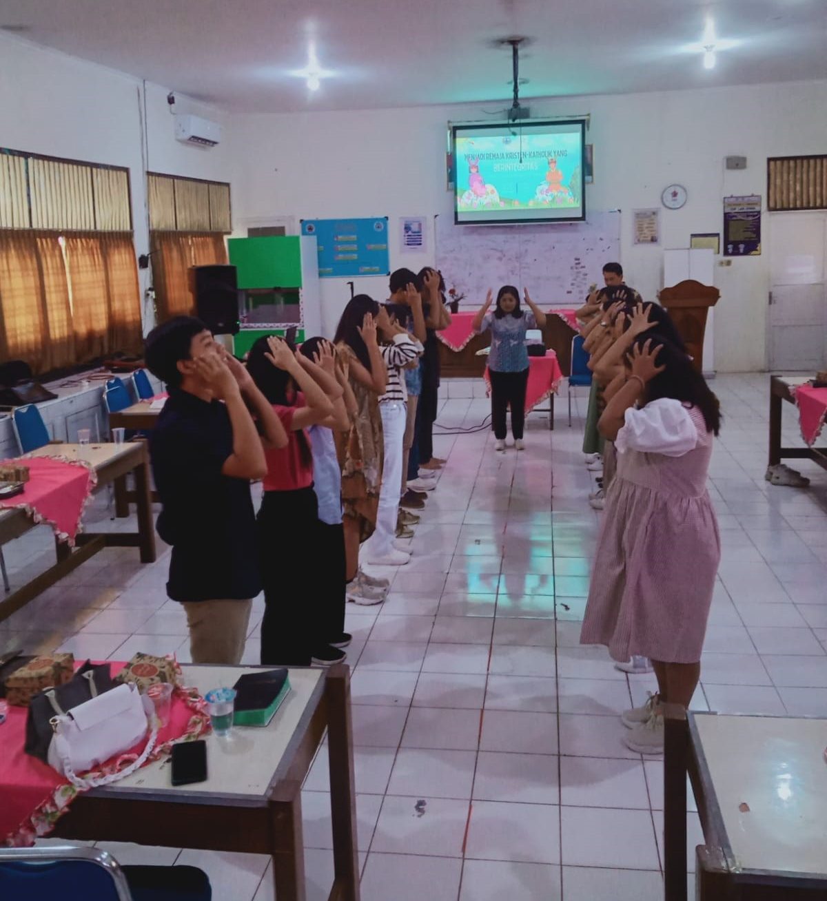Membangun Generasi Muda Berintegritas: Pembinaan Karakter Remaja Kristen & Katolik SMAN 12 Semarang