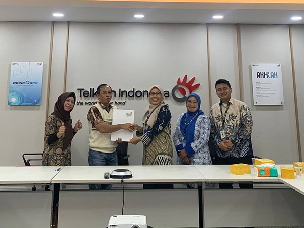 Menyiapkan Tenaga Ahli RPL dengan Kelas Industri Telkom Indonesia Menyiapkan Tenaga Ahli RPL dengan Kelas Industri Telkom Indonesia
