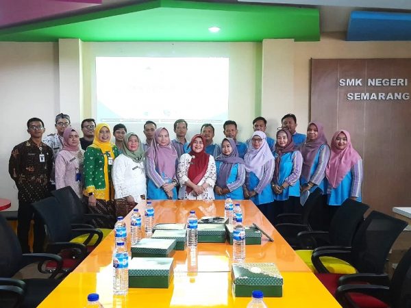 Studi Tiru SMK Asta Mitra Purwodadi ke SMKN 8 Semarang: Mengembangkan Kurikulum Praktik Kerja Lapangan (PKL)