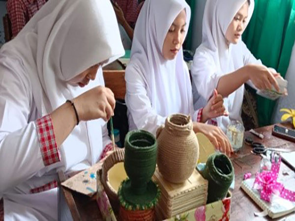 Gali Bakat Siswa melalui Ekstrakurikuler Hand Made di SMK Teuku Umar Gali Bakat Siswa melalui Ekstrakurikuler Hand Made di SMK Teuku Umar