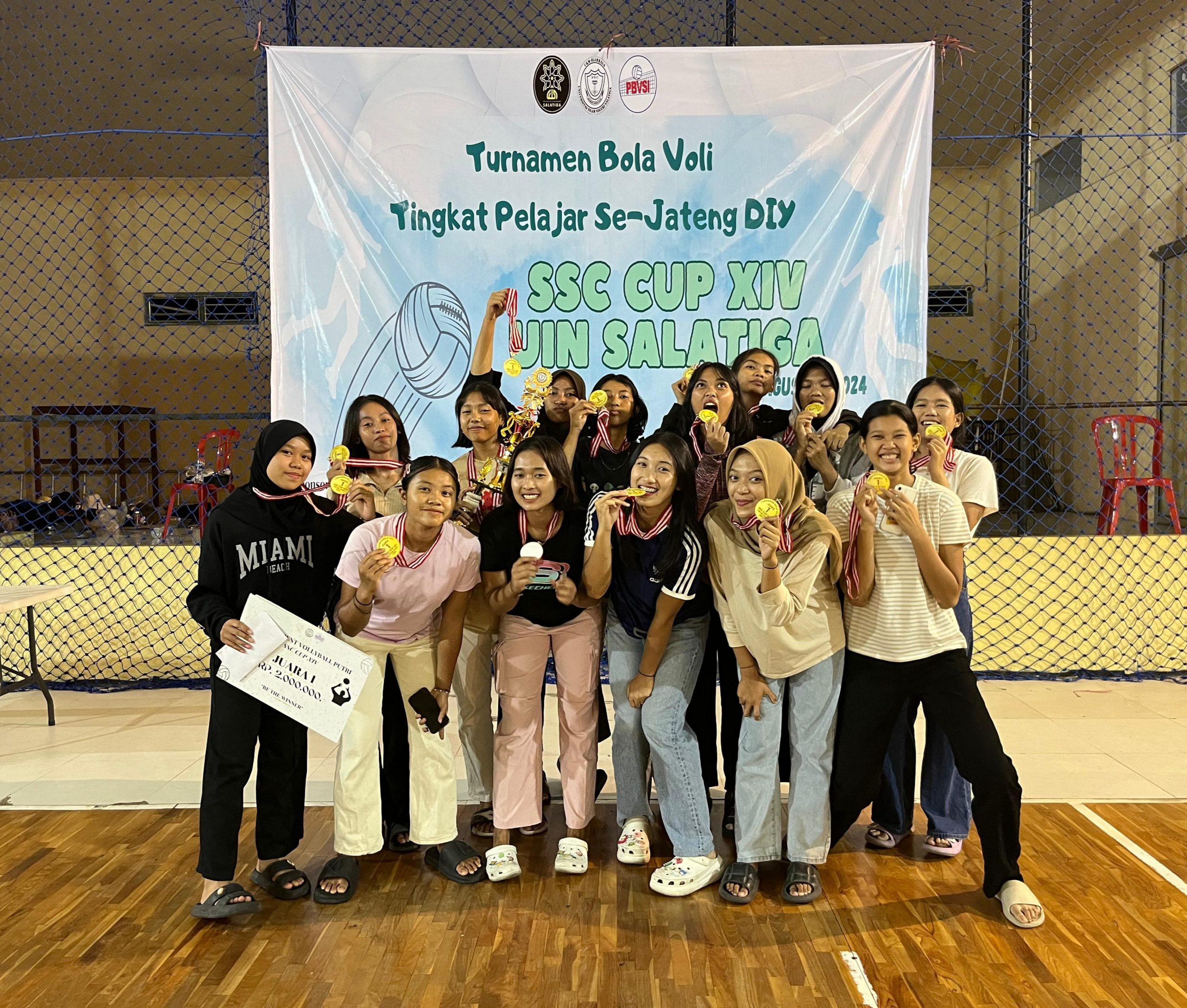 Tim Bola Voli Putri SMANSE   Raih Juara 1 Turnamen Bola Voli SSC Cup XIV UIN Salatiga   se-Jateng DIY