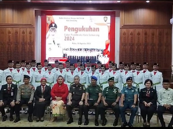 Siswa SMAN 12 Semarang Kibarkan Bendera Merah Putih di Tingkat Kota