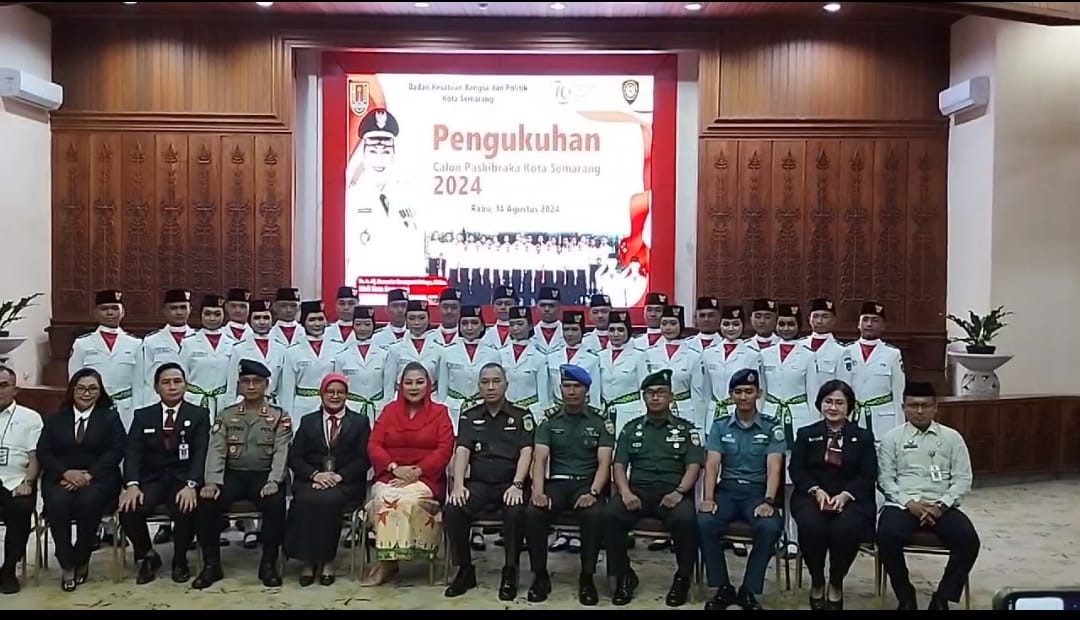 Siswa SMAN 12 Semarang Kibarkan Bendera Merah Putih di Tingkat Kota