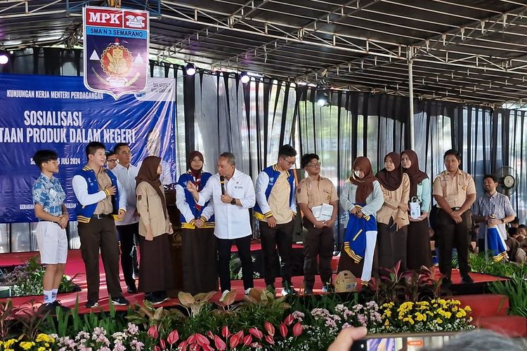 Kejutan Menteri Perdagangan Zulkifli Hasan: Bagi Hadiah di SMAN 3 Semarang