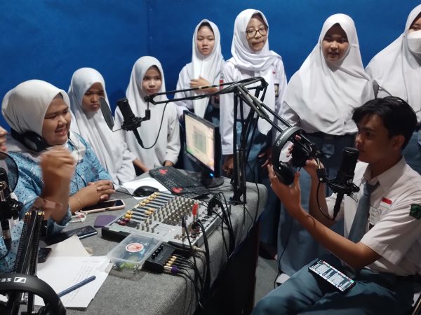 Mengenal Teknik dan Trik Penyiaran, SMA Negeri 15 Semarang Lakukan Studi Tiru ke Fourteen FM SMA Negeri 14 Semarang