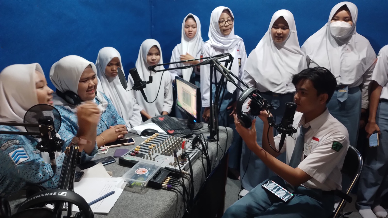 Mengenal Teknik dan Trik Penyiaran, SMA Negeri 15 Semarang Lakukan Studi Tiru ke Fourteen FM SMA Negeri 14 Semarang