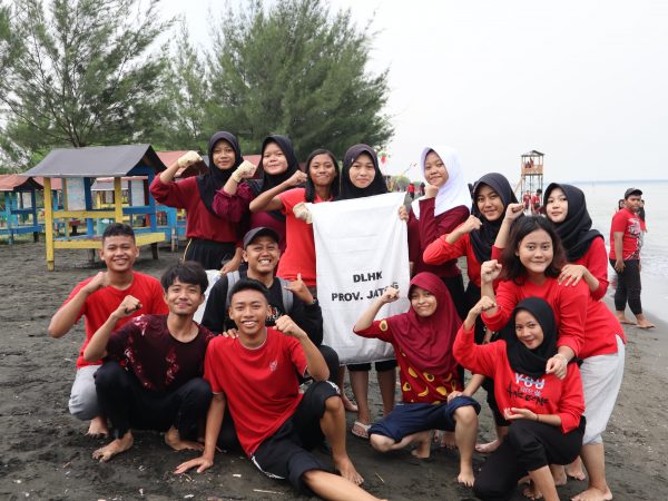 Siswa dan Guru SMAN 11 Semarang Tanam Cemara Laut dan Bersih Pantai, Wujudkan Gaya Hidup Berkelanjutan