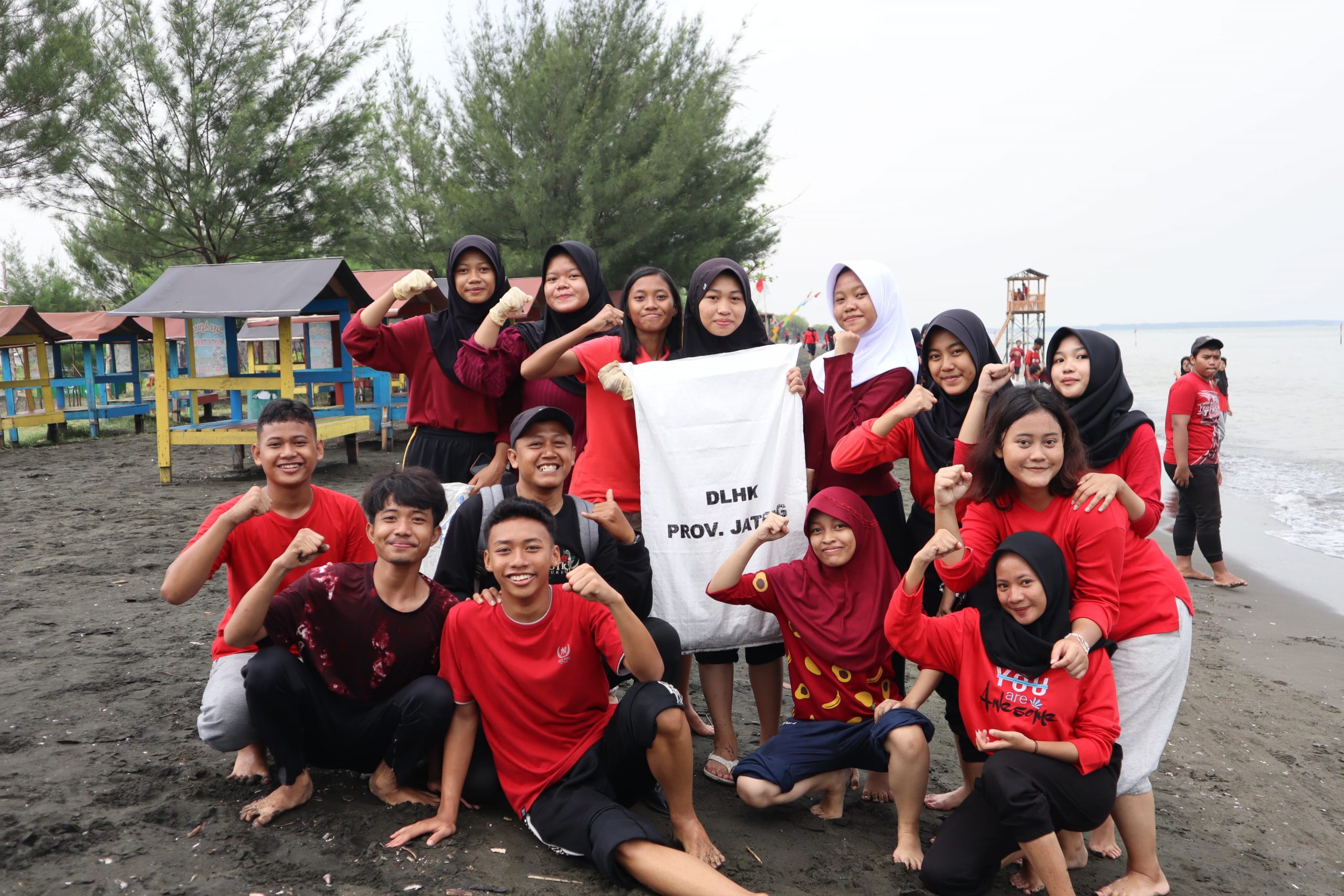 Siswa dan Guru SMAN 11 Semarang Tanam Cemara Laut dan Bersih Pantai, Wujudkan Gaya Hidup Berkelanjutan