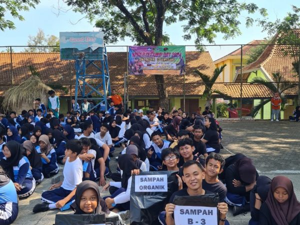 SMAN 12 Semarang Rayakan World Cleanup Day, Tingkatkan Kesadaran Lingkungan (SAMPAHKU,TANGGUNGJAWABKU)