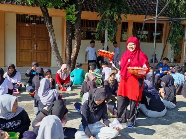 SMAN 1 Suruh Tumbuhkan Kesadaran Pentingnya Makan Sehat Melalui Gerakan Makan Bergizi Serentak