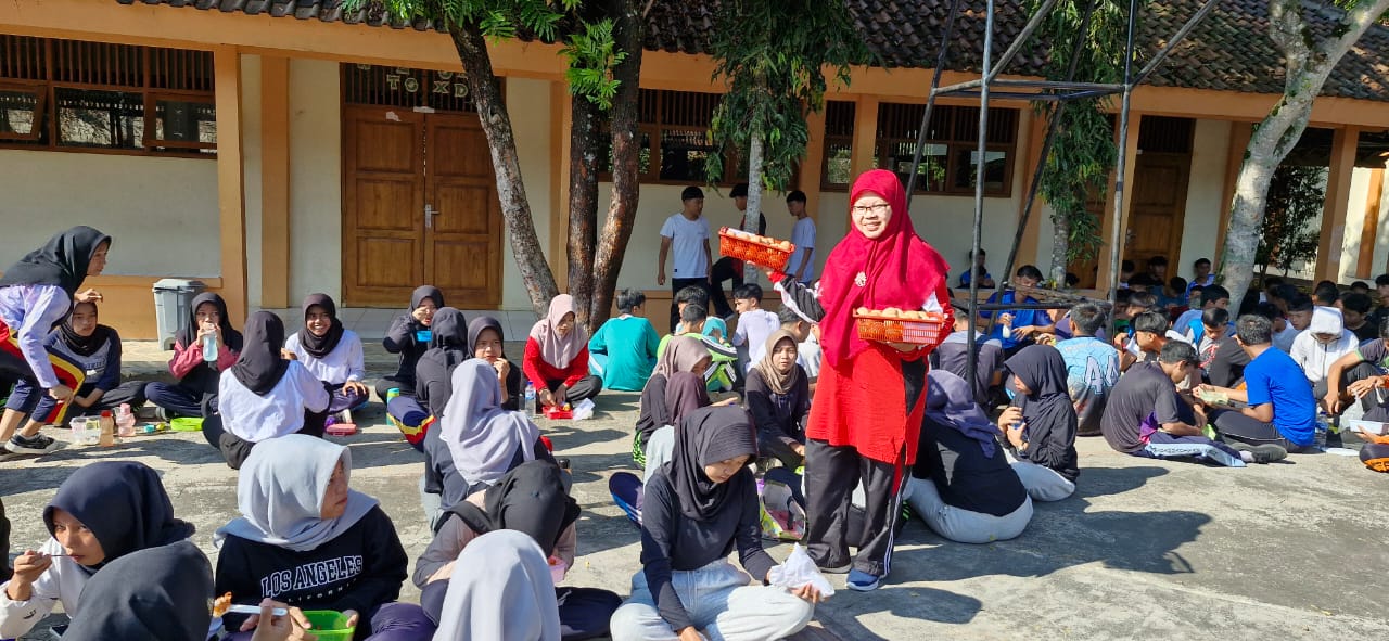 SMAN 1 Suruh Tumbuhkan Kesadaran Pentingnya Makan Sehat Melalui Gerakan Makan Bergizi Serentak