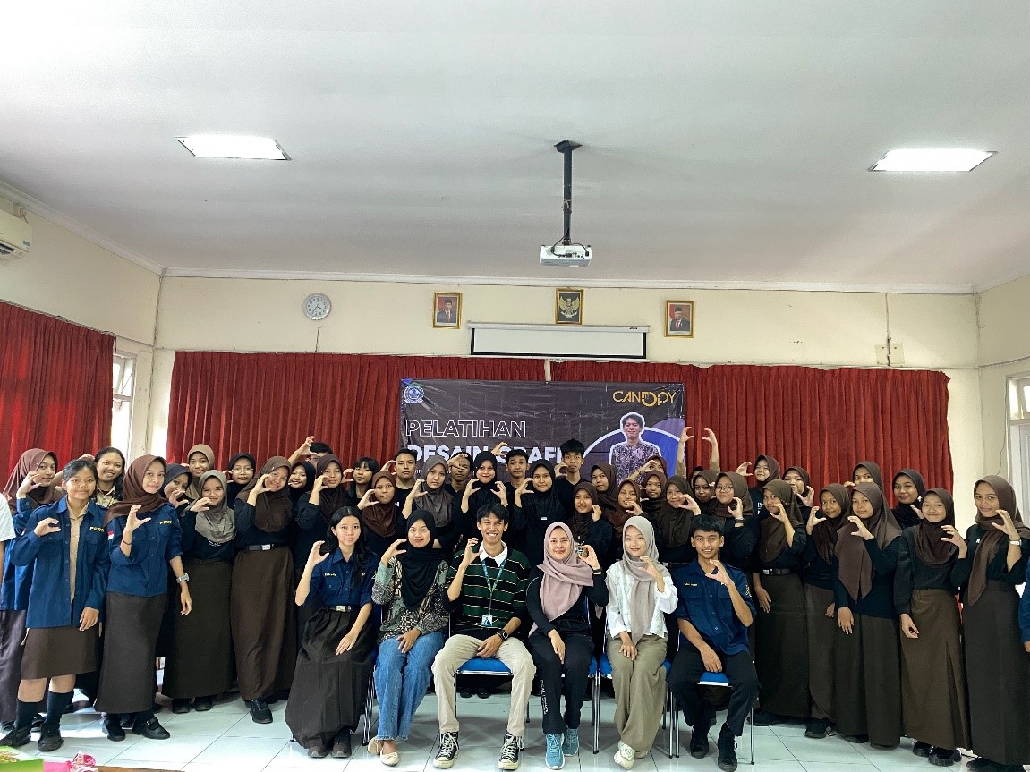 Pelatihan Desain Grafis Ekstrakulikuler Jurnalistik SMAN 12 Semarang: Berinovasi Melalui Karya
