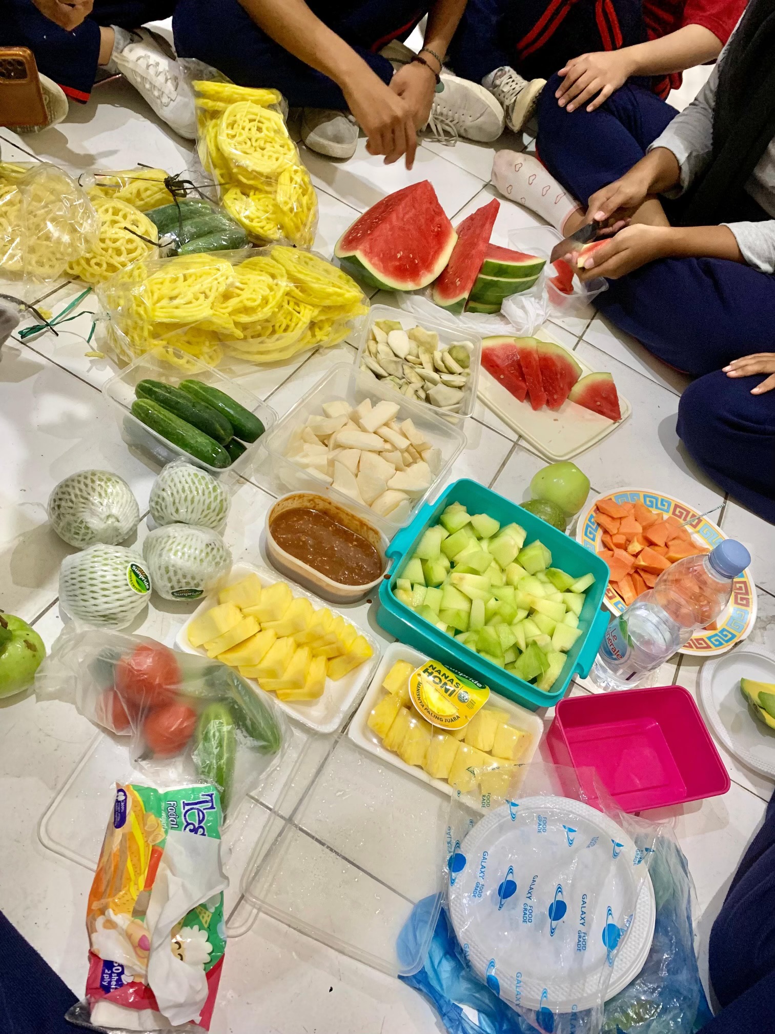 Rujak dan Infus Water Ala Siswa SMA N 5 Semarang: Nikmat dan Bergizi