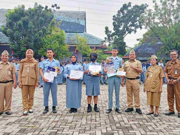 Memperingati Bulan Gemar Membaca: SMKN 10 Semarang Berikan Penghargaan Lomba Resensi Perpustakaan