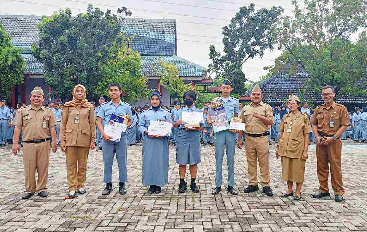 Memperingati Bulan Gemar Membaca: SMKN 10 Semarang Berikan Penghargaan Lomba Resensi Perpustakaan