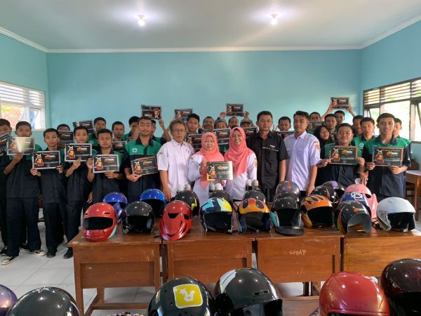 Membentuk Generasi Kreatif dan Mandiri: Pelatihan Pengecatan oleh Samurai Kurobushi Indonesia di SMKN 1 Tuntang