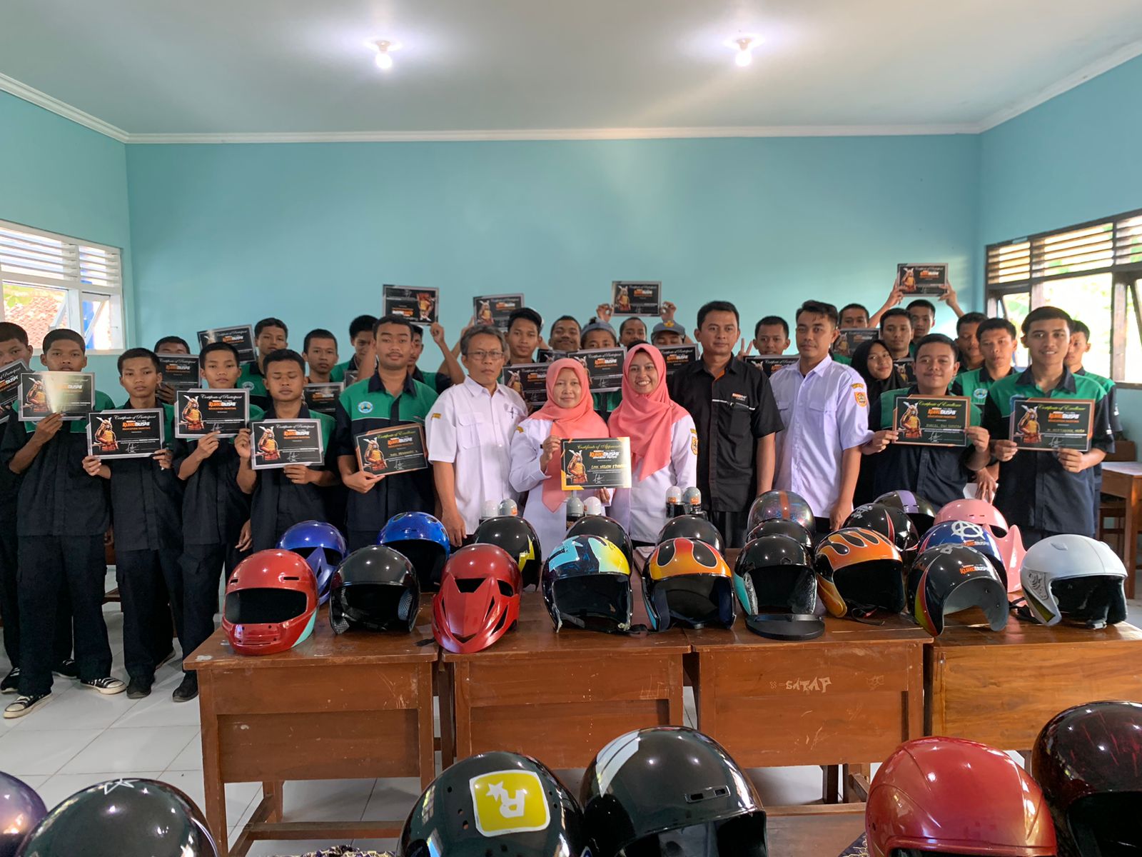 Membentuk Generasi Kreatif dan Mandiri: Pelatihan Pengecatan oleh Samurai Kurobushi Indonesia di SMKN 1 Tuntang