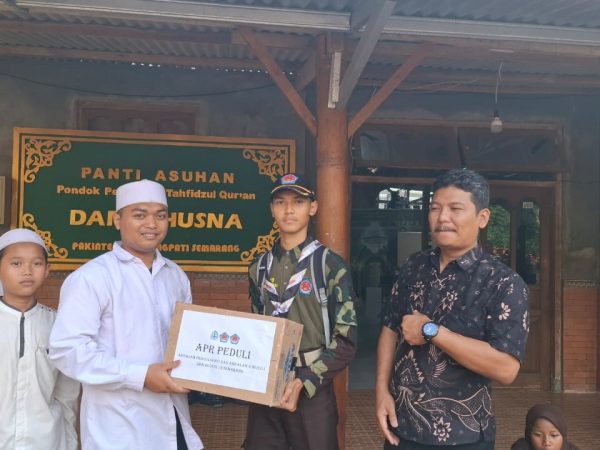 Bakti Sosial (APR Peduli) SMAN 12 Semarang di Panti Asuhan Darul Husna Pakintelan