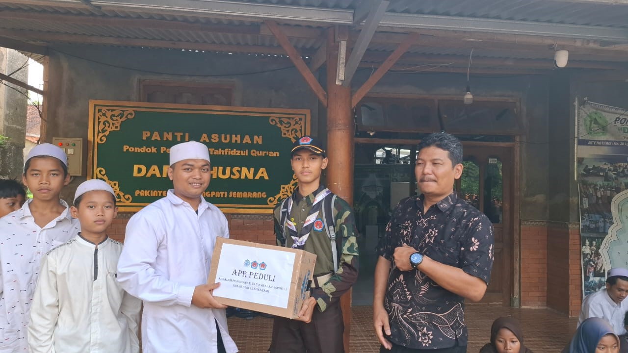 Bakti Sosial (APR Peduli) SMAN 12 Semarang di Panti Asuhan Darul Husna Pakintelan
