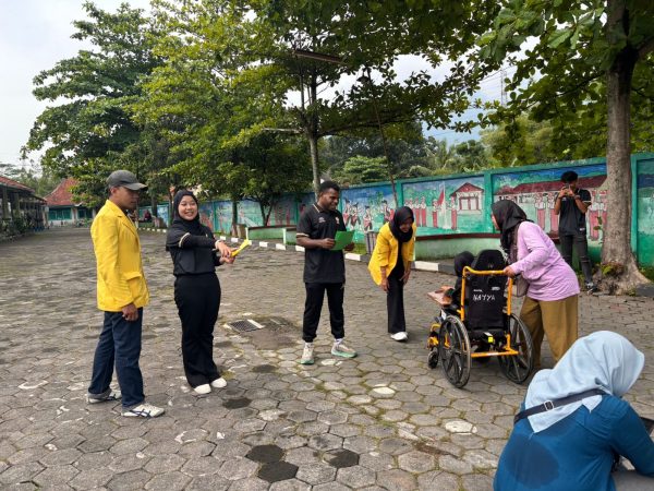 Permainan Olahraga Dengan Mahasiswa UNNES Permainan Olahraga Dengan Mahasiswa UNNES