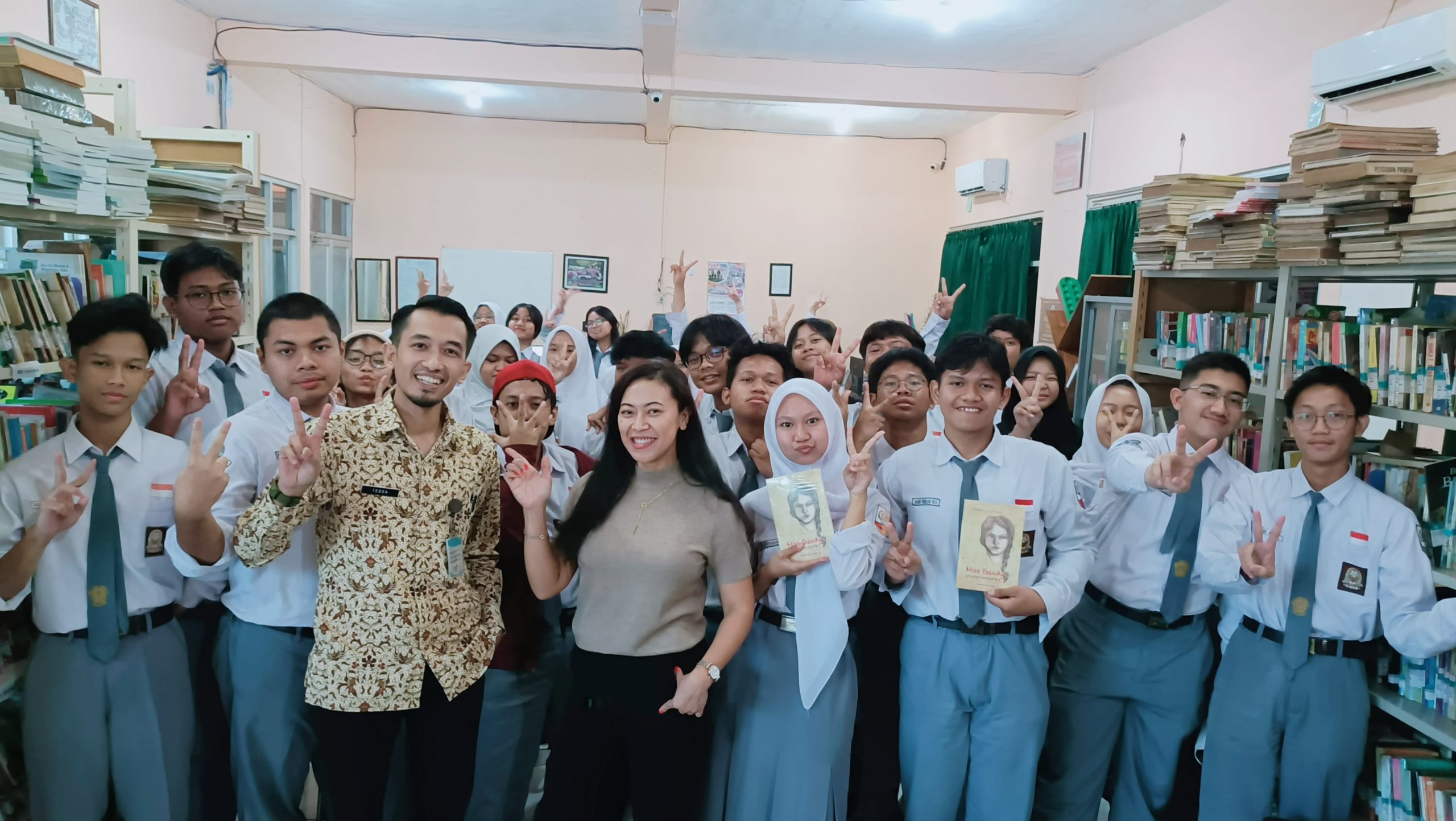 Bincang Sastra di SMA Kesatrian 2 Semarang: Antusiasme Siswa & Keunikan Kegiatan Literasi Bincang Sastra di SMA Kesatrian 2 Semarang: Antusiasme Siswa & Keunikan Kegiatan Literasi