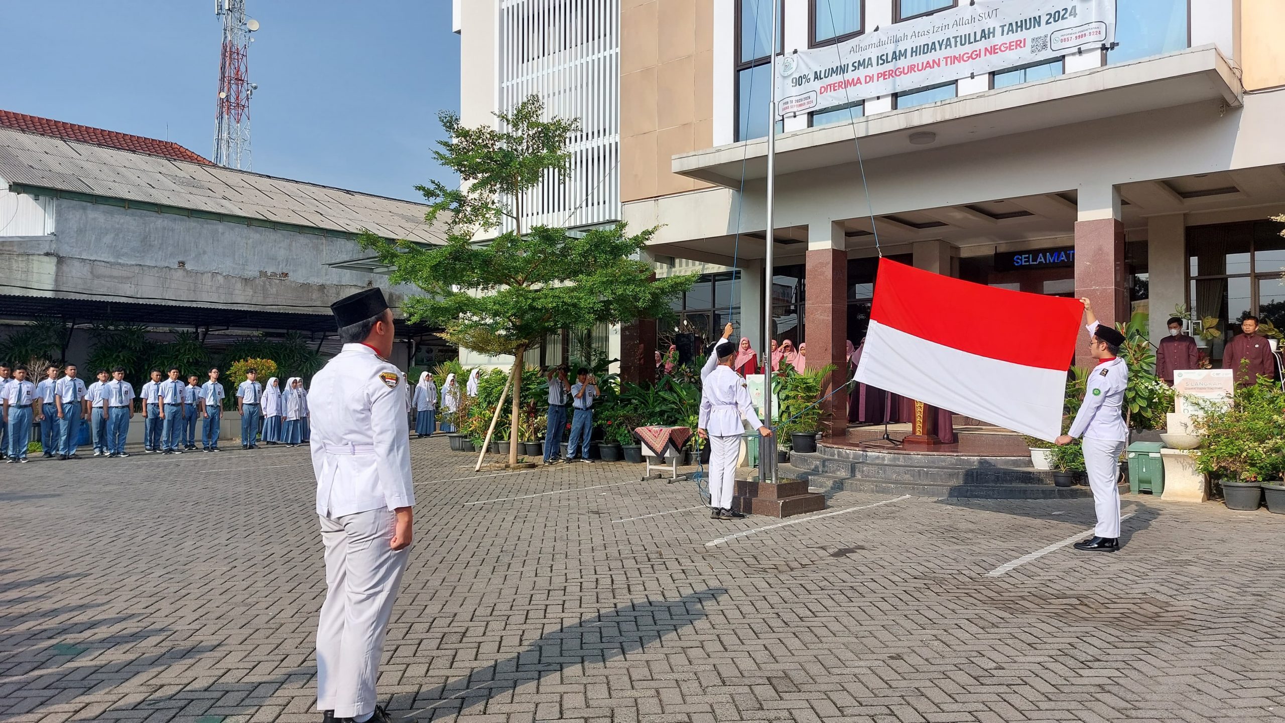 Meriahkan Hari Pahlawan dengan Semangat Baru: Upacara Hari Pahlawan dan Serah Terima Jabatan OSIS SMAHA