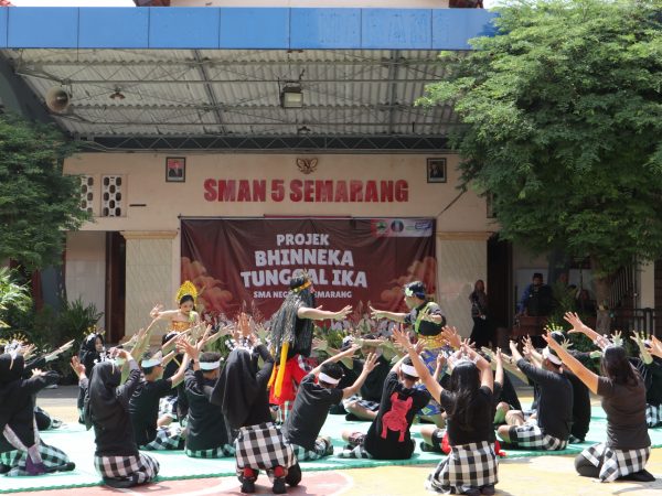 Pesona Budaya Nusantara Dalam Drama Musikal SMAN 5 Semarang