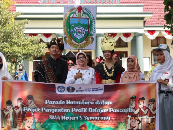 Parade Nusantara yang Spektakuler di SMAN 5 Semarang