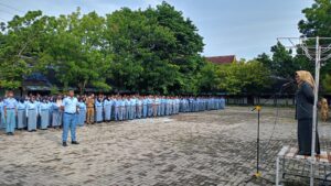 Camat Semarang Utara Menjadi Pembina Upacara di SMKN 10 Semarang Camat Semarang Utara Menjadi Pembina Upacara di SMKN 10 Semarang