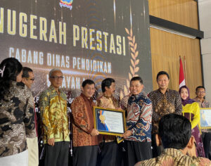 Kepala SMKN 10 Semarang Luncurkan Buku Terbarunya Kepala SMKN 10 Semarang Luncurkan Buku Terbarunya