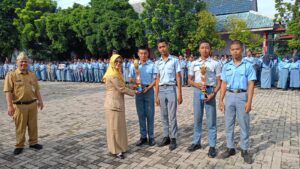 Semangat Siswa SMKN 10 Semarang Bersinar di Pertandingan Eksibisi Badminton Semangat Siswa SMKN 10 Semarang Bersinar di Pertandingan Eksibisi Badminton