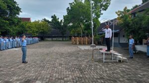 SMKN 10 Semarang Hadirkan BNN Sebagai Pembina Upacara Bendera