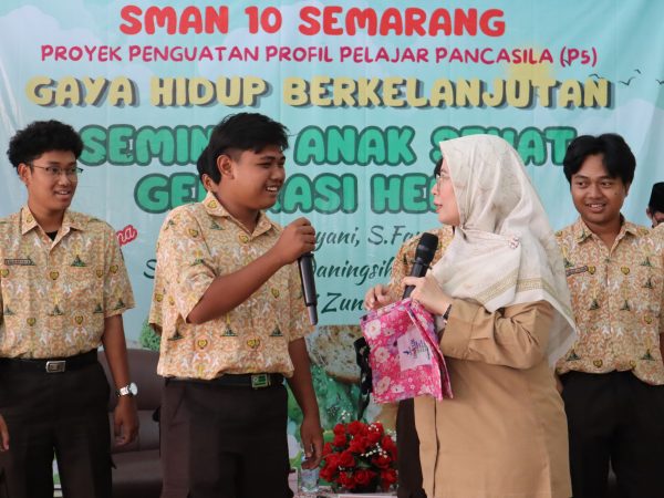 Siswa Kelas XI SMAN 10 Semarang    Antusias Ikuti Seminar Anak Sehat Generasi Hebat 