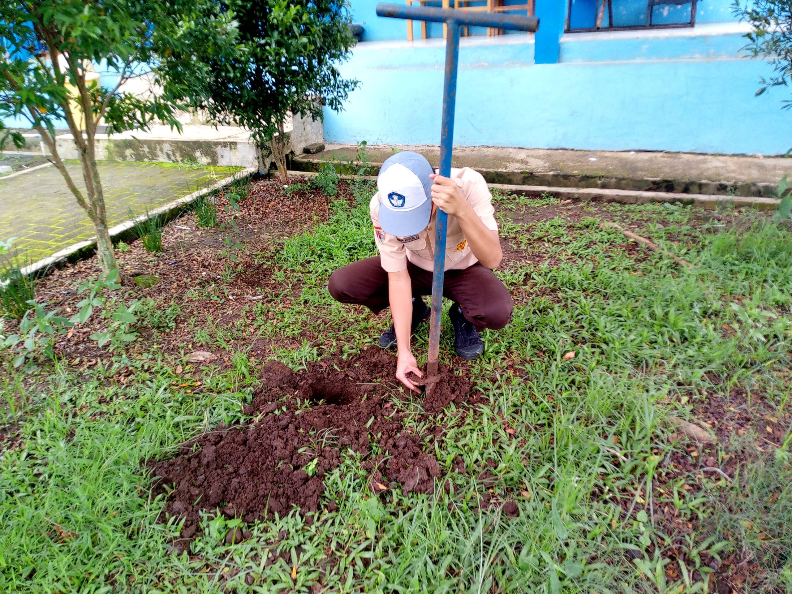 Pembuatan Biopori di SMKN 1 Tuntang