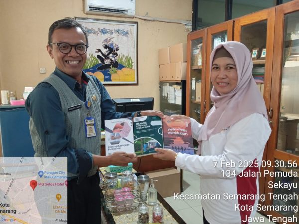 SMKN 10 Semarang Sumbangkan Buku Karya Guru dan Siswa ke Pojok Baca Sekda Provinsi Jawa Tengah